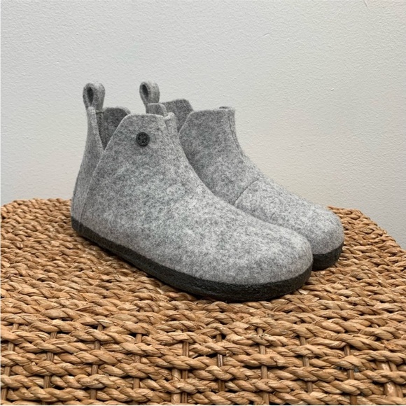 Birkenstock Other - NWOT Birkenstock Andermatt Light Gray Wool
Felt Shearling Slipper Booties EU 33.